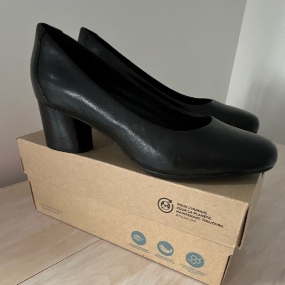 Clarks Black Leather Block Heel Cushioned Slip On Round Toe Pumps Women's 8.5